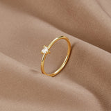 Leonie – Simple Gold Ring with Smooth Surface